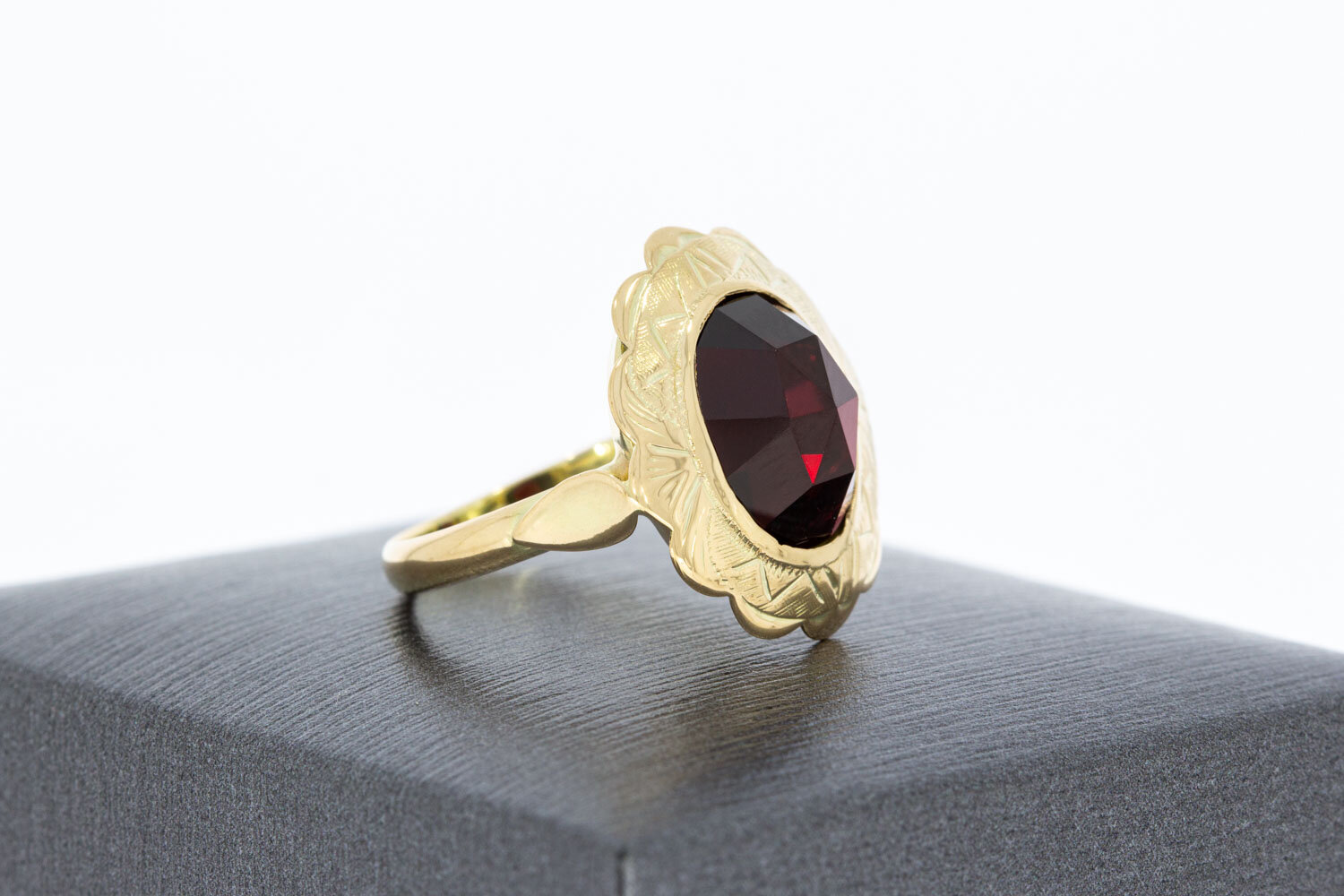 Vintage Granatring 14 Karat Gold -17,1