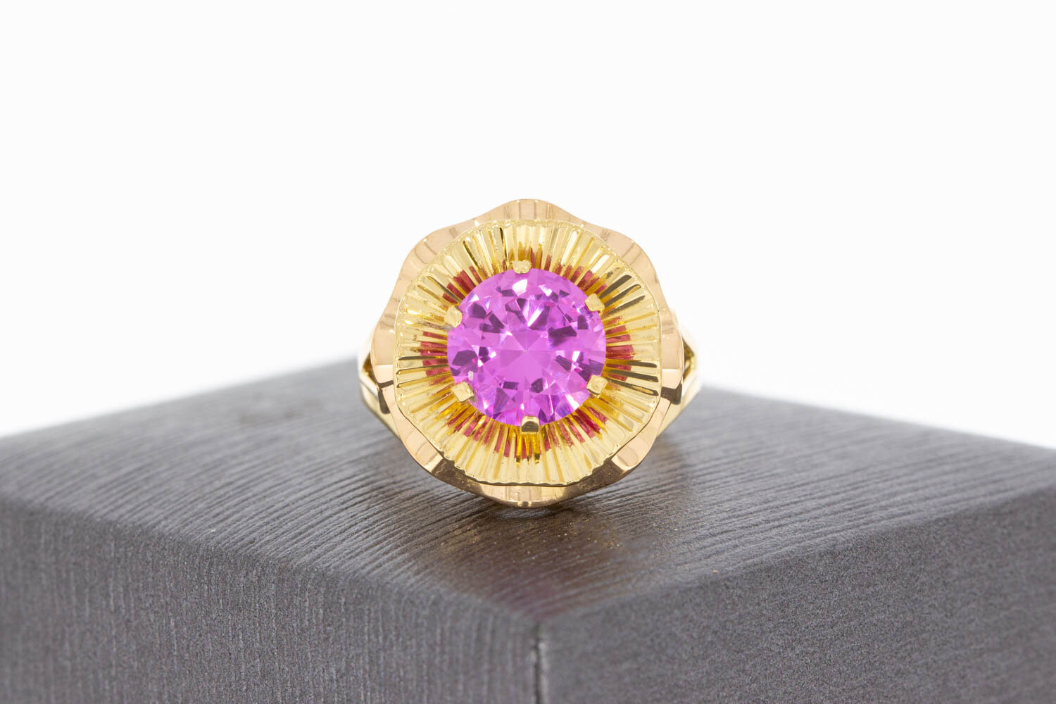 Vintage Marquis Ring 18 Karat Gold mit Spinell - 16,8 mm