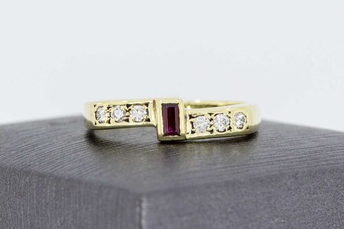 585 Gold Rubin geschwungene Diamant Ring - 17,6 mm